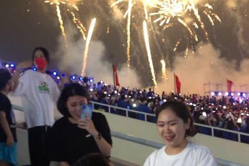 Chàng trai cầu hôn bạn gái ngay khoảnh khắc pháo hoa rực sáng trong đêm khai mạc SEA Games 31