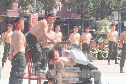 Xem công an dùng mắt uốn cong thanh sắt, lấy răng kéo xe tải