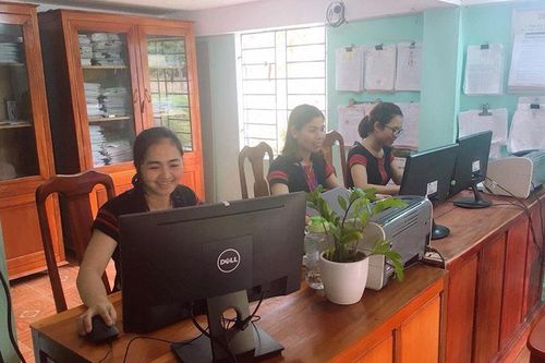 Cán bộ xã, giáo viên người Pa Kô mặc trang phục thổ cẩm vào đầu tuần