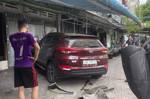Ô tô 7 chỗ tông loạt xe máy, nhiều người bị thương