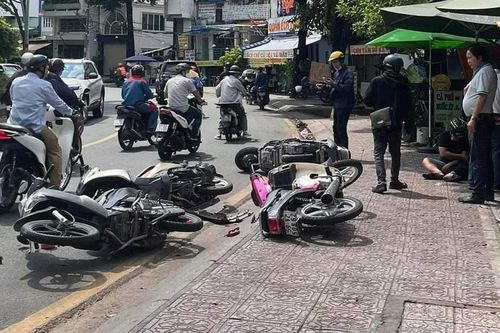 TP.HCM: Ô tô đâm loạt xe máy trên phố, người bị thương nằm la liệt
