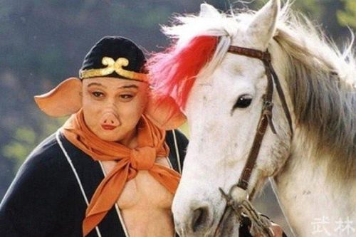 'Trư Bát Giới' Mã Đức Hoa vẫn đắt show quảng cáo ở tuổi 77