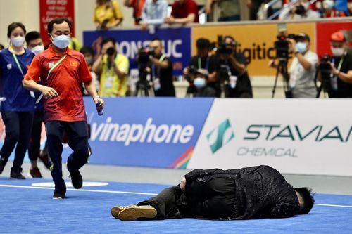 Khoảnh khắc VĐV Việt Nam ngã quỵ vì chấn thương ở SEA Games 31