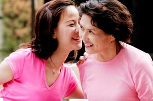 Vừa biết con dâu có bầu, mẹ chồng vội đi theo chăm sóc