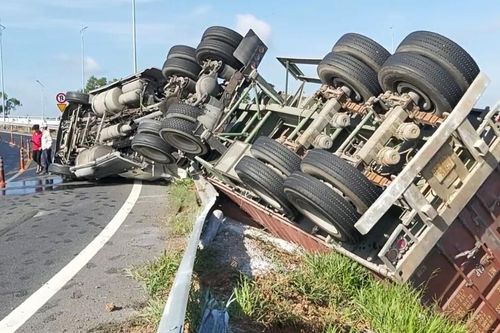 Xe đầu kéo lật ngang tại dốc cầu vượt cao tốc Trung Lương - Mỹ Thuận