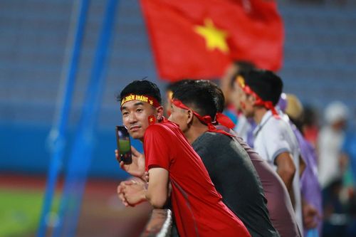 CĐV hào hứng tràn vào sân selfie với U23 Việt Nam