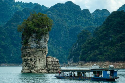 Đi thuyền xuôi sông Gâm, tắm thác giữa rừng già
