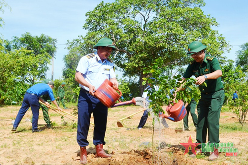 Trồng 2000 cây xanh kỷ niệm 132 năm Ngày sinh Chủ tịch Hồ Chí Minh