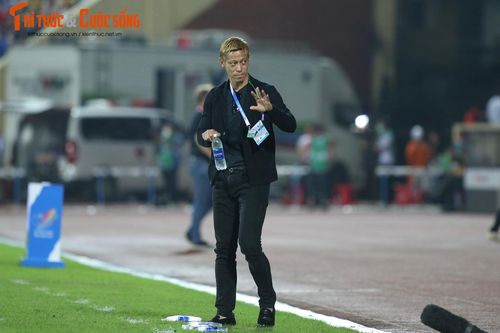 Thảm bại trước U23 Thái Lan, HLV U23 Campuchia có biểu cảm lạ