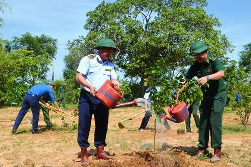 Đắk Lắk: Trồng 7.000 cây xanh nhân dịp kỷ niệm 132 năm Ngày sinh Chủ tịch Hồ Chí Minh