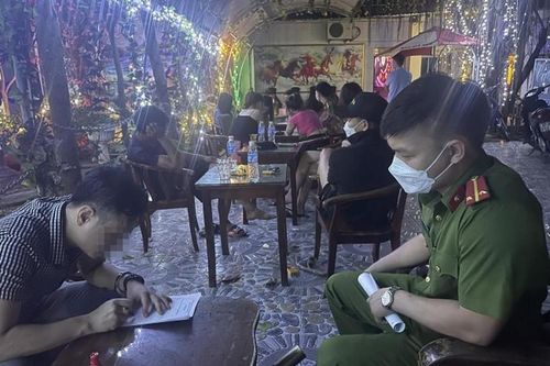 Tú bà U50 điều hành tụ điểm mại dâm núp bóng quán karaoke