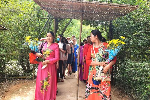 Hàng ngàn người đến quê Bác trong dịp sinh nhật lần thứ 132 của Người