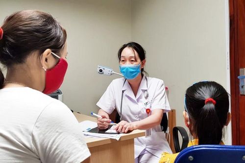 Dậy thì sớm gia tăng, nguy hiểm khi cha mẹ tự tiêm thuốc ức chế cho con