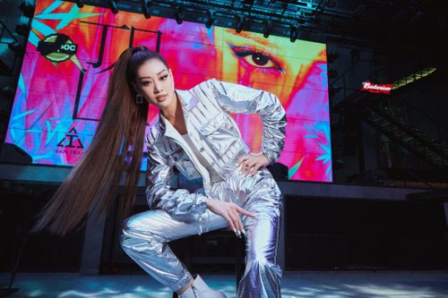 Hoa hậu Khánh Vân thị phạm catwalk 'cực ngầu' cho đàn em