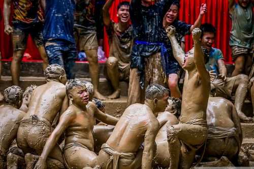 Bắc Giang: Độc đáo thanh niên đóng khố 'vật cầu bùn'