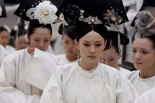 Sau khi lên ngôi, Hoàng đế sẽ làm gì với '3000 mỹ nữ' trong hậu cung của vị vua trước để lại?