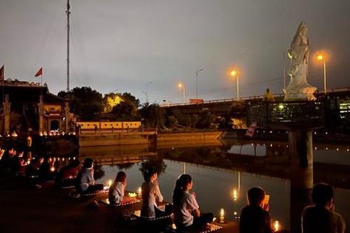 Chùa Đạo Ngạn thắp hoa đăng kính mừng Khánh đản Đức Thế Tôn