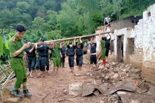 Dốc sức giúp dân trong mưa lũ