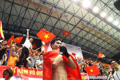 Được CĐV 'tiếp lửa' Đội tuyển kickboxing Việt Nam xuất sắc giành 5 Huy chương Vàng lúc nửa đêm