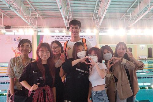 Fan nữ chờ hàng giờ để chụp ảnh cùng VĐV bơi người Thái Lan
