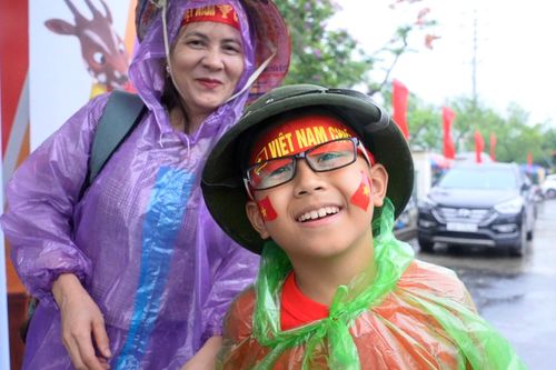 CĐV Phú Thọ: 'Bão cũng đến cổ vũ U23 Việt Nam'