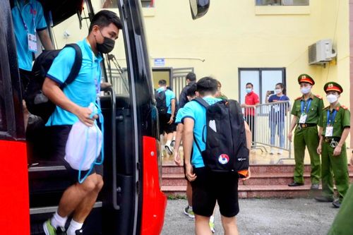 CĐV vây kín khi U23 Việt Nam đến sân Việt Trì