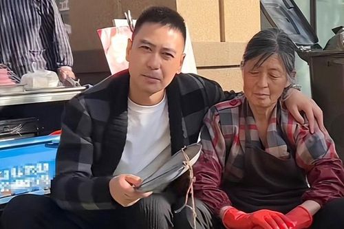 Nam diễn viên Lý Phi bán cá cùng mẹ