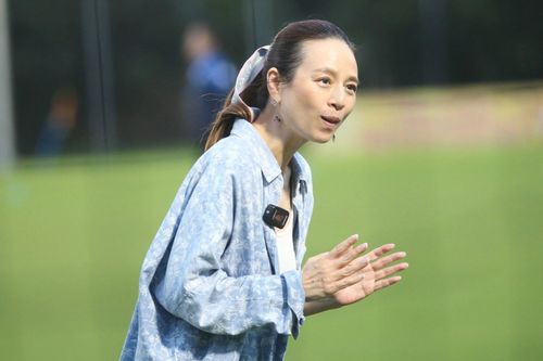 Madam Pang sắm vai MC trong buổi tập của U23 Thái Lan