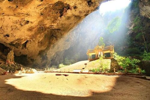 Bên trong hang động huyền ảo xứ chùa Vàng