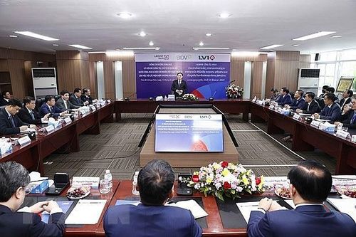 Chủ tịch Quốc hội thăm, làm việc với hiện diện thương mại BIDV tại Lào