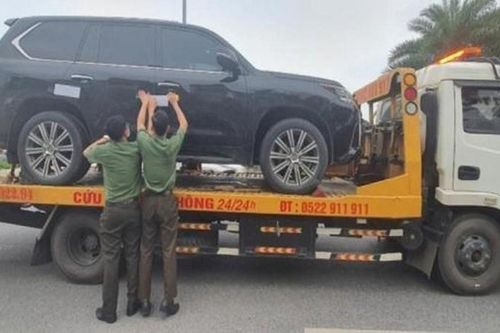 Công an tạm giữ 4 xe sang tại biệt thự của nguyên Chủ tịch TP Hạ Long