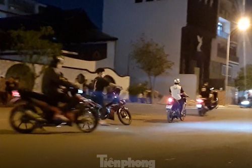 Chặn đường tổ chức đua xe giữa đêm, nhóm thanh niên bị công an vây bắt