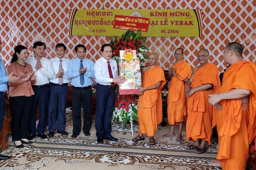 Phó Chủ tịch Thường trực Quốc hội chúc mừng Đại lễ Phật đản tại Cần Thơ