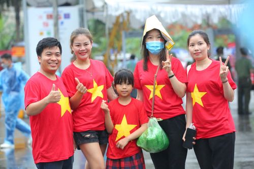 CĐV Phú Thọ đội mưa tới sân cổ vũ U23 Việt Nam đấu Timor Leste