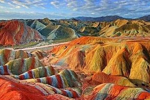 Điều gì tạo nên màu sắc rực rỡ của núi cầu vồng đẹp như cổ tích ở Peru?