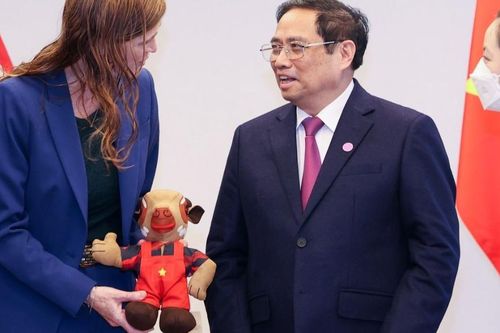 Thủ tướng tặng Giám đốc Cơ quan Phát triển quốc tế Mỹ linh vật SEA Games Sao la