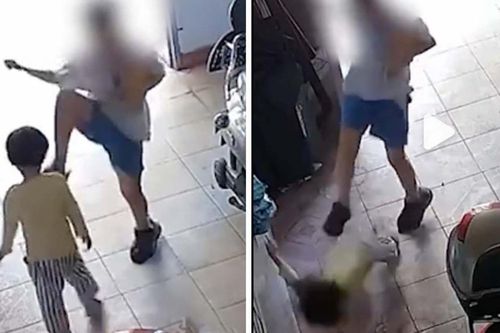 Clip nam sinh 8 tuổi đánh bé gái 2 tuổi để cướp đồ ăn gây tranh cãi