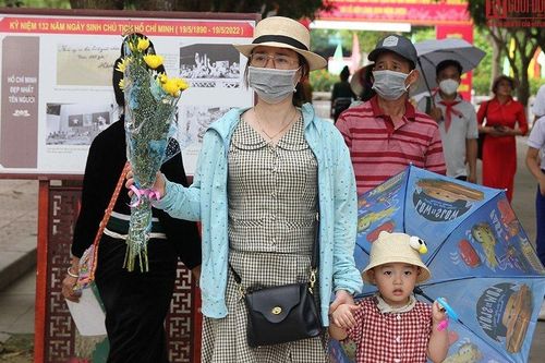 Hàng nghìn du khách mang hoa tươi đến thăm quê Bác