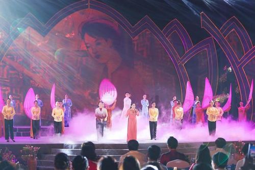 Những hình ảnh khó quên trong chương trình nghệ thuật 'Người Mẹ làng Sen'