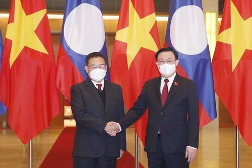 Chủ tịch Quốc hội Vương Đình Huệ lên đường thăm Lào