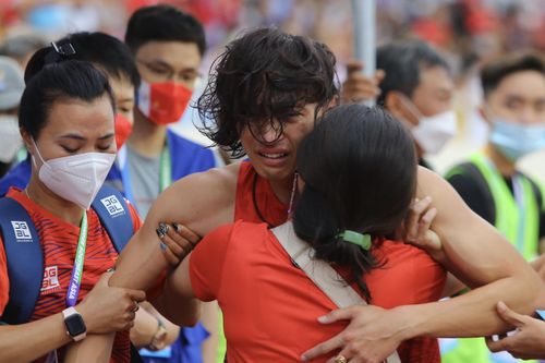 Hụt huy chương SEA Games 31, Trần Nhật Hoàng ôm mẹ khóc nức nở