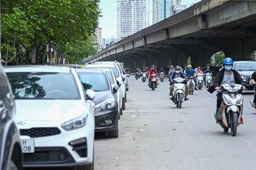 Bãi xe tự phát 'khủng' ngang nhiên lấn chiếm lòng đường