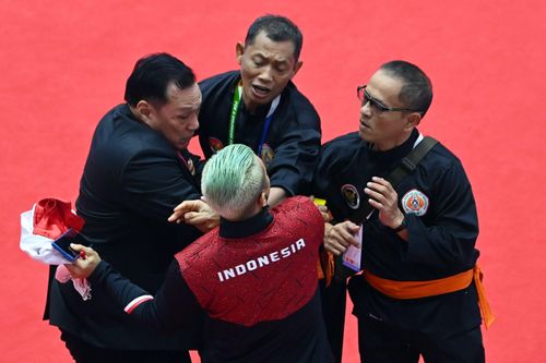 HLV Indonesia xô xát với trọng tài tại SEA Games 31