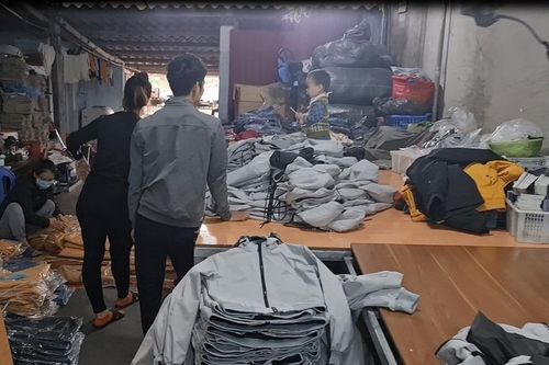 Chủ xưởng may 'ăn quả đắng' vì gia công hàng nghìn áo khoác giả nhãn hiệu Adidas