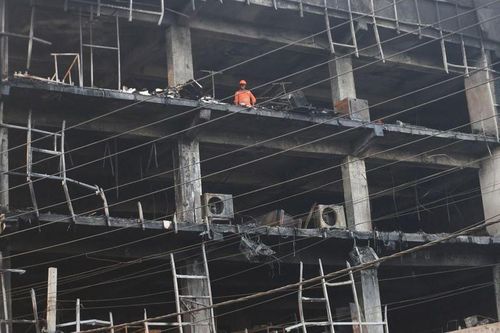 Cháy tòa nhà văn phòng khiến ít nhất 27 người tử vong