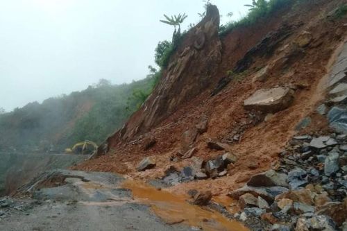 Mường Tè (Lai Châu): Mưa lớn gây sạt lở nghiêm trọng, giao thông bị tê liệt