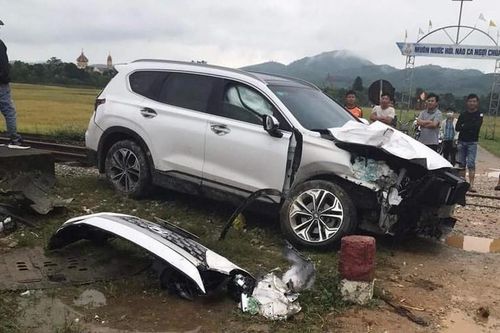 Ô tô băng qua đường sắt bị tàu hỏa tông xuống ruộng 5 người thoát chết