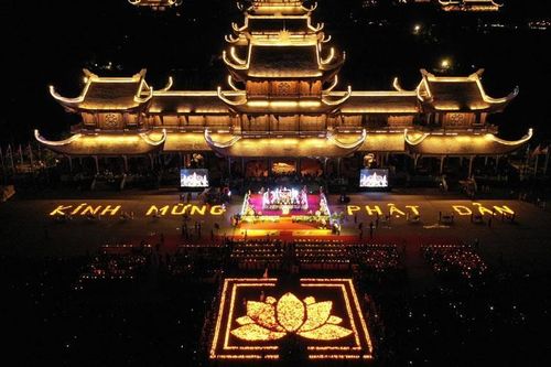 Hàng nghìn người ngồi dưới trời mưa mừng Phật Đản 2022