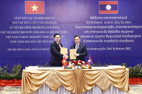 Lễ ký kết các văn kiện hợp tác giữa Quốc hội Việt Nam và Lào