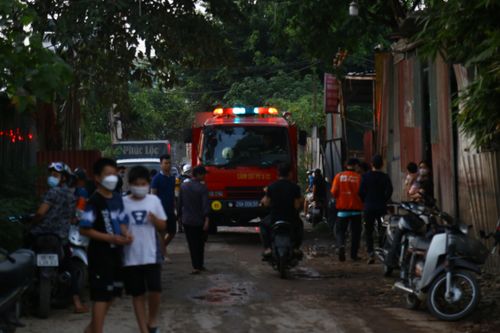 Cháy bãi tập kết nhựa, cột khói bốc cao hàng trăm mét